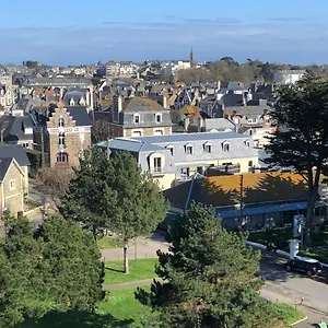 Le Cezembre, Au Pied De La Saint-Malo